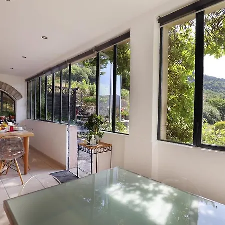 Les Falaises Bed & Breakfast 4*