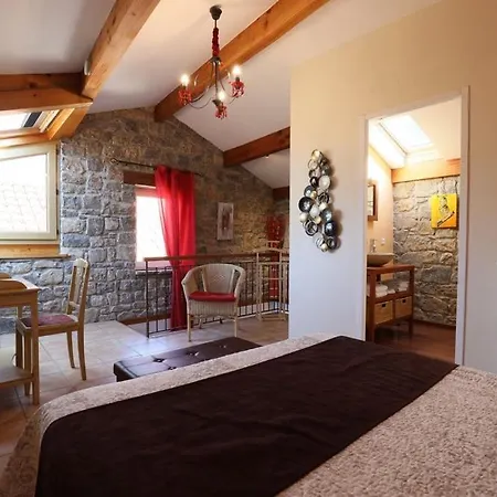 Les Falaises Bed & Breakfast Mostuejouls