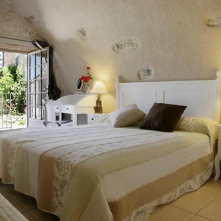 Les Falaises Bed & Breakfast Mostuéjouls